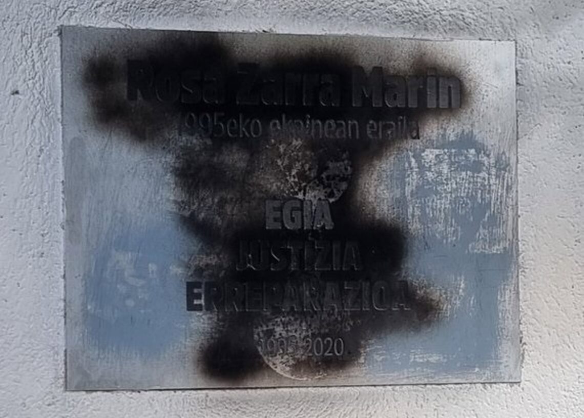 Placa en memoria de Rosa Zarra colocada por su familia en 2020 en San Sebastián y ahora atacada.SARE ANTIFAXISTA