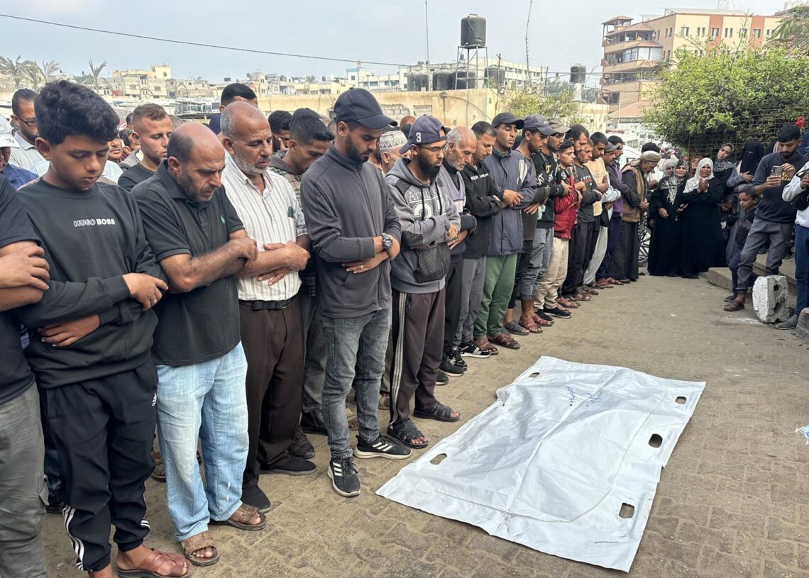 Palestinos junto al cadáver de un hombre muerto en un ataque de Israel contra Jan Yunis, en el sur de la Franja de Gaza, a pesar del alto el fuego que entró en vigor el 10 de octubre de 2025Europa Press/Contacto/Tariq Mohammad