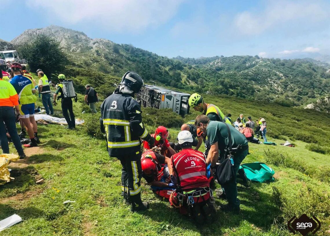 Archivo - Efectivos del SEPA atienden a una de las heridas en el vuelco de un autobús en la subida a los Lagos de Covadonga en julio de 2023.SEPA - Archivo