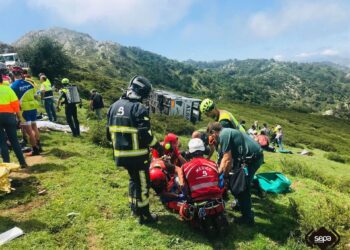 Archivo - Efectivos del SEPA atienden a una de las heridas en el vuelco de un autobús en la subida a los Lagos de Covadonga en julio de 2023.SEPA - Archivo