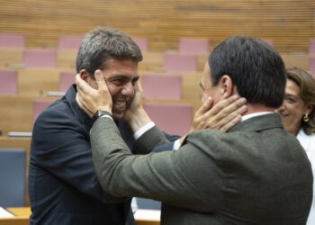 Archivo - El presidente del PPCV, Carlos Mazón (i), y el alcalde de Finestrat, Juan Francisco Pérez Llorc (d), en una imagen de archivoJorge Gil - Europa Press - Archivo