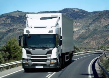 Un camión circula por un carreteraMINISTERIO DE TRANSPORTES