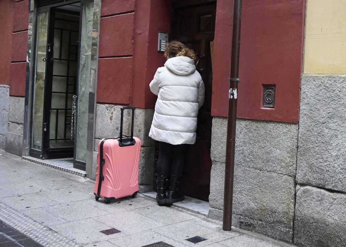 Archivo - Una mujer con una maleta, a 29 de octubre de 2024, en Madrid (España). Almeida, ha informado este martes, 29 de octubre, que presentará en dos semanas el Plan Especial de Protección del Ámbito Residencial en la Ciudad de Madrid con el objetivo dJesús Hellín - Europa Press - Archivo