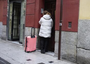 Archivo - Una mujer con una maleta, a 29 de octubre de 2024, en Madrid (España). Almeida, ha informado este martes, 29 de octubre, que presentará en dos semanas el Plan Especial de Protección del Ámbito Residencial en la Ciudad de Madrid con el objetivo dJesús Hellín - Europa Press - Archivo