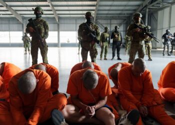 Un grupo de reos custodiados por militares para su traslado a una cárcel en Ecuador.PRESIDENTE DE ECUADOR EN X