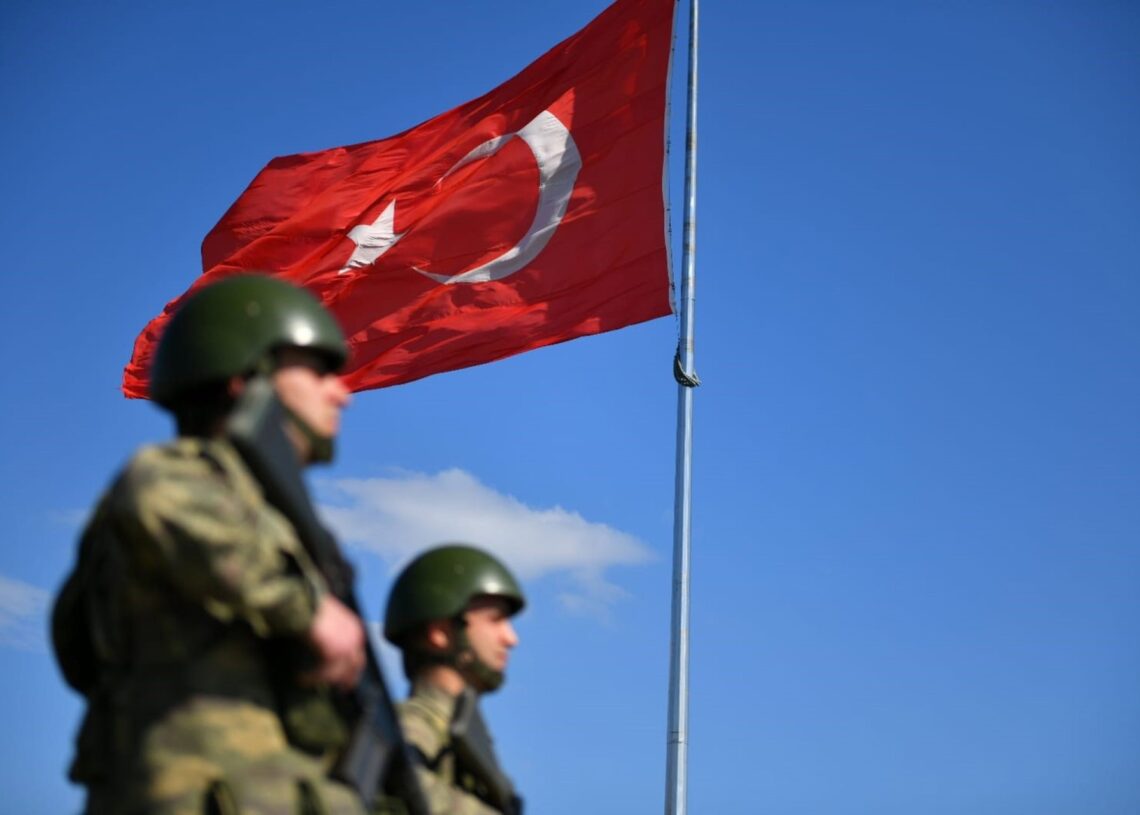 Archivo - Militares bajo una bandera de TurquíaMINISTERIO DE DEFENSA DE TURQUÍA - Archivo