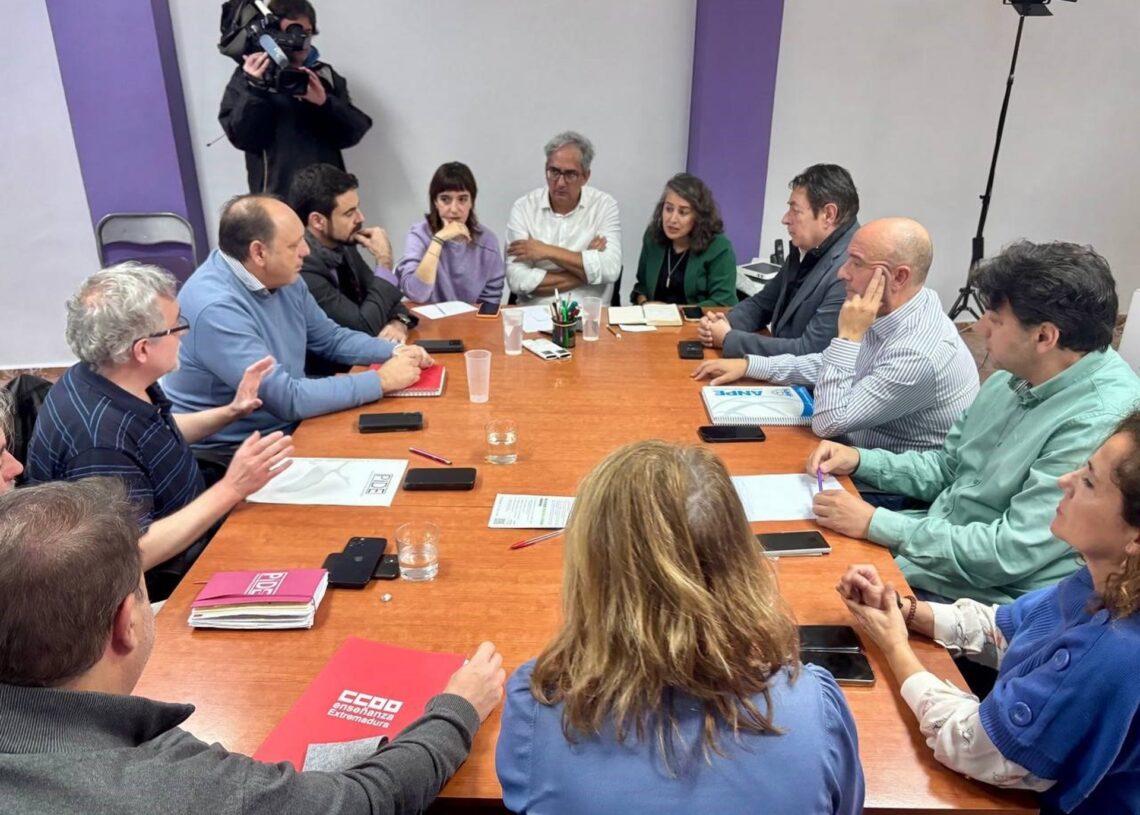 La candidata de Unidas por Extremadura, Irene de Miguel, se reúne con los sindicatos docentesUNIDAS POR EXTREMADURA