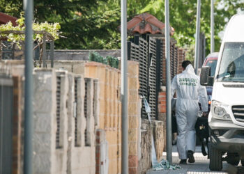 Archivo - Un agente del Servicio de Criminalística (SECRIM) de la Guardia Civil trabaja en el lugar del triple crimen de Chiloeches.Rafael Martín - Europa Press - Archivo