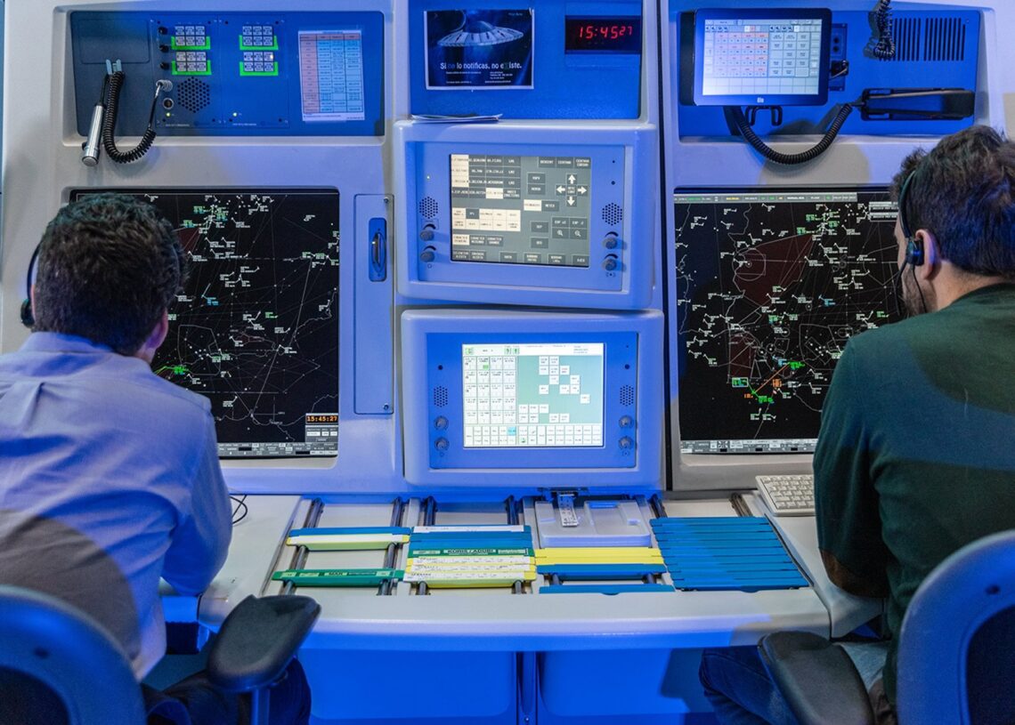 Archivo - Controladores del centro de control de Enaire en Sevilla.RAFAEL GARCÍA SÁNCHEZ - Archivo
