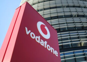 Archivo - FILED - 09 May 2018, North Rhine-Westphalia, Duesseldorf: The Vodafone logo can be seen in front of the Vodafone Germany headquarters. Vodafone Germany plans to recycle more than 1 million old mobile phones from Africa, the telecoms firm said onFederico Gambarini/dpa - Archivo