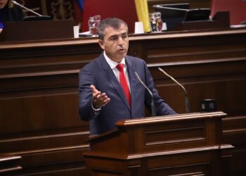 Archivo - El vicepresidente y consejero de Economía, Industria, Comercio y Autónomos del Gobierno de Canarias, Manuel DomínguezGOBIERNO DE CANARIAS - Archivo