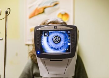 Imagen de recurso de una mujer en una prueba oftalmológica.FUNDACIÓN ONCE BAJA VISIÓN