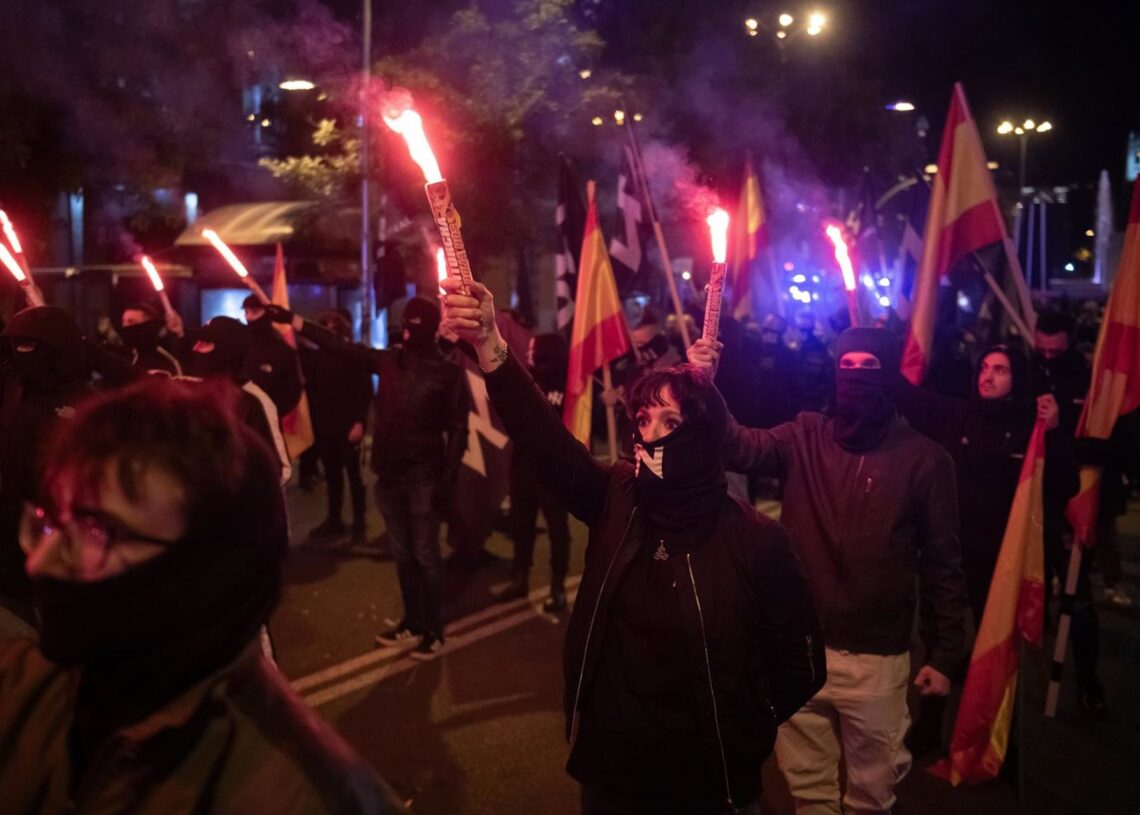 Manifestación nacionalista, a 8 de noviembre de 2025, en Madrid (España). La marcha, convocada por Núcleo Nacional en el marco del Noviembre Nacional 2025, ha partido desde la Plaza de Murillo hasta el Congreso de los Diputados.Fernando Sánchez - Europa Press