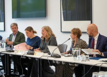 La secretaria de Estado de Función Pública, Consuelo Sánchez Naranjo,  con los representantes sindicales mayoritarios de la Función Pública (CCOO, UGT y CSIF).MINSITERIO DE FUNCIÓN PÚBLICA