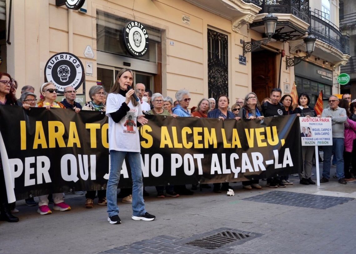Concentración de protesta ante Les Corts coincidiendo con la comparecencia de Carlos Mazón en la comisión de la dana.EDU MANZANA/EUROPA PRESS