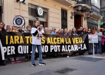 Concentración de protesta ante Les Corts coincidiendo con la comparecencia de Carlos Mazón en la comisión de la dana.EDU MANZANA/EUROPA PRESS