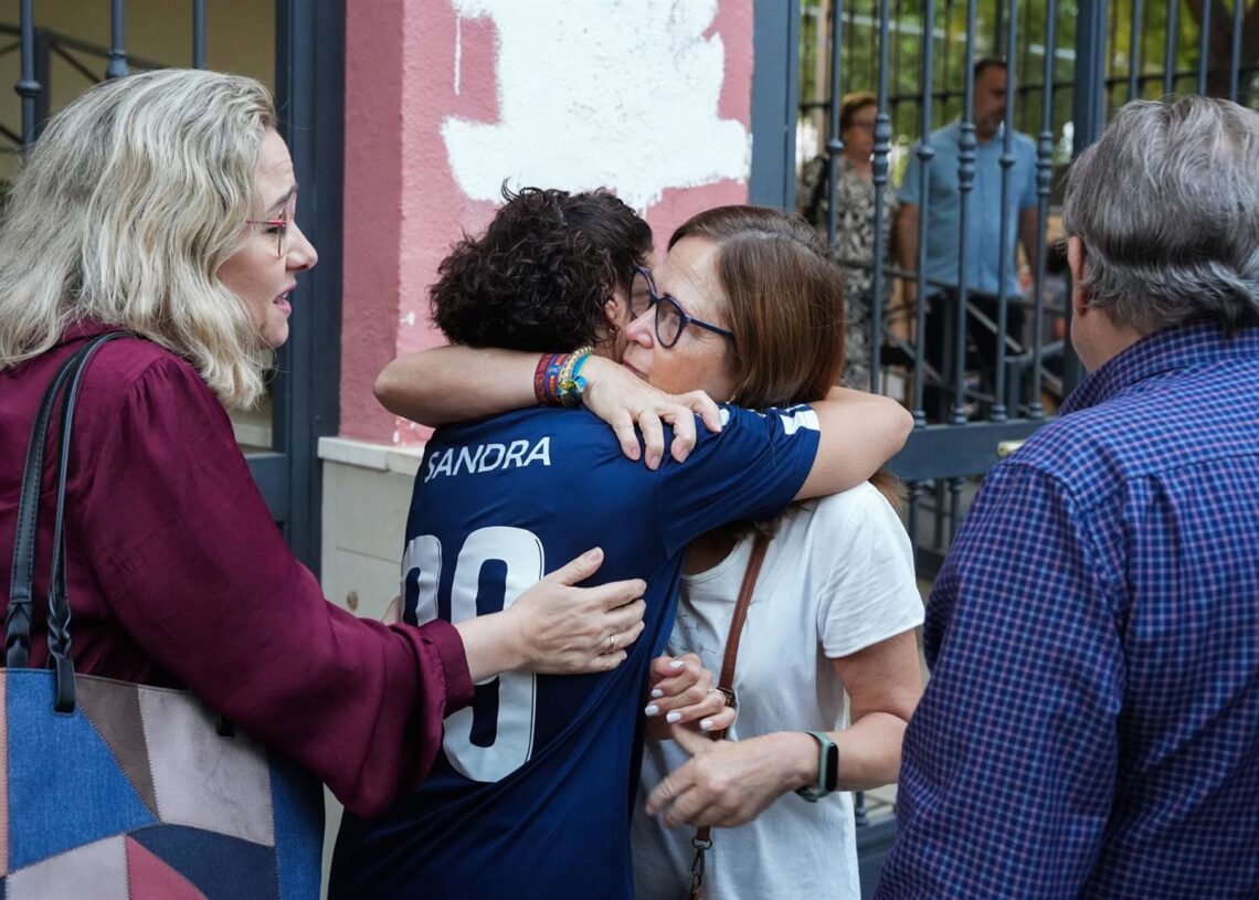 La madre de la menor víctima de acoso escolar en la concentración celebrada este el viernes 17 de octubre de 2025.María José López - Europa Press