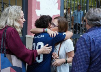 La madre de la menor víctima de acoso escolar en la concentración celebrada este el viernes 17 de octubre de 2025.María José López - Europa Press