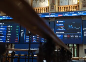 Archivo - Paneles del IBEX 35, en el Palacio de la Bolsa de Madrid, a 7 de junio de 2024, en Madrid (España). Eduardo Parra - Europa Press - Archivo