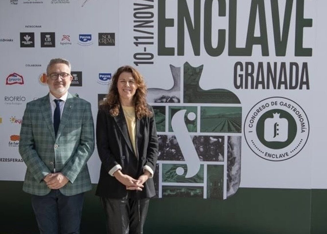 El diputado provincial de Fondos Europeos, Desarrollo, Industria y Empleo de la Diputación de Granada, Antonio Díaz, y la directora de Guía Repsol, María RitterGUÍA REPSOL