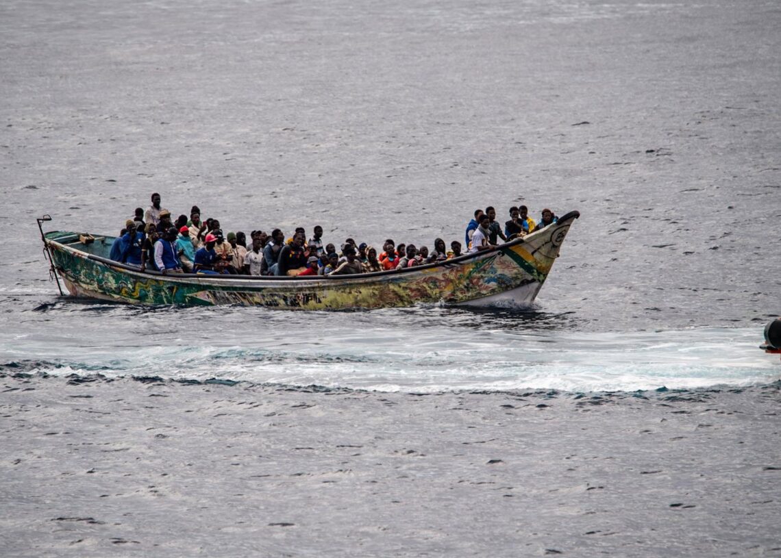 Un cayuco con 73 personas, antes de llegar al muelle de La Restinga, a 24 de octubre de 2025, en la isla de El Hierro, Islas Canarias (España). Antonio Sempere - Europa Press