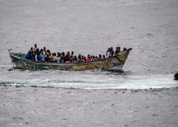 Un cayuco con 73 personas, antes de llegar al muelle de La Restinga, a 24 de octubre de 2025, en la isla de El Hierro, Islas Canarias (España). Antonio Sempere - Europa Press