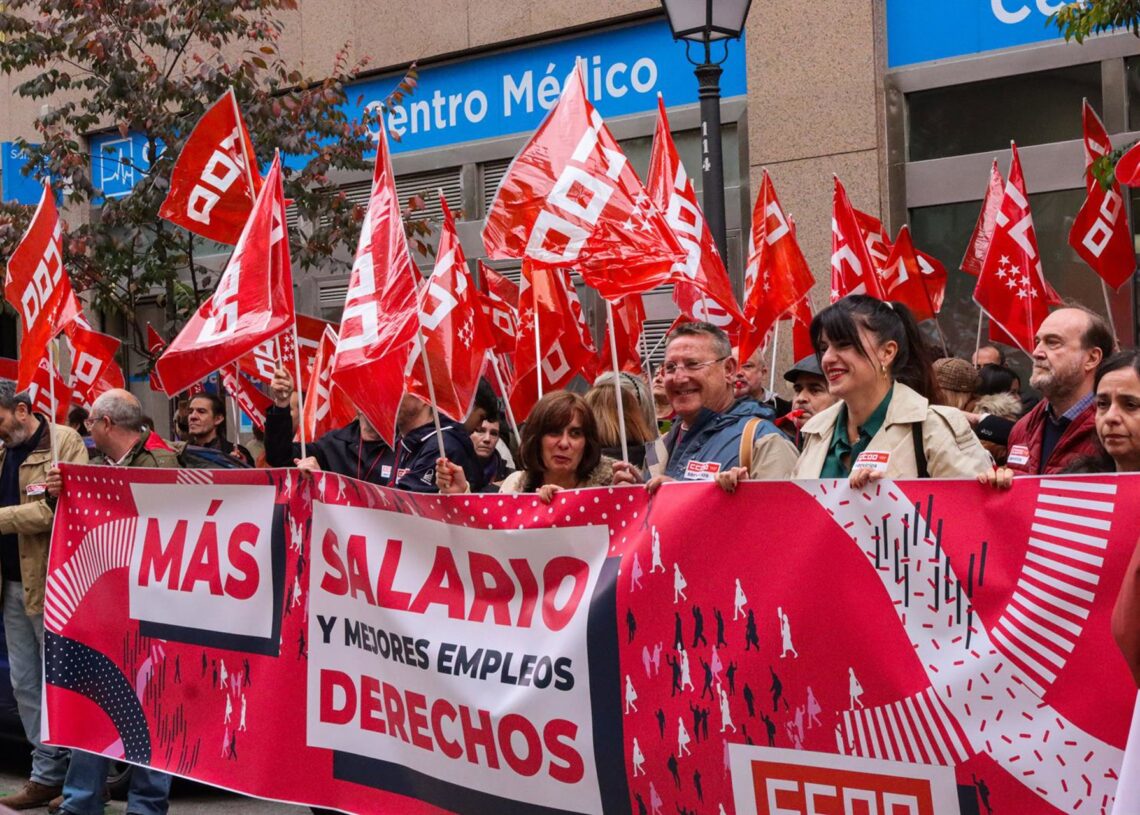 Concentración de delegados de CCOO ante la sede de Unespa en Madrid, a 6 de noviembre de 2025.CCOO