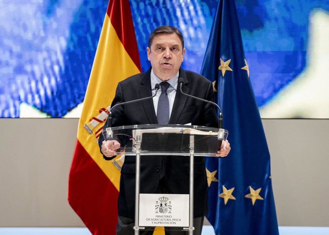 Archivo - El ministro de Agricultura, Pesca y Alimentación, Luis Planas, durante una rueda de prensa para informar sobre la aplicación en España de las medidas acordadas en el último Consejo de Ministros de Agricultura de la Unión Europea (UE), A. Pérez Meca - Europa Press - Archivo