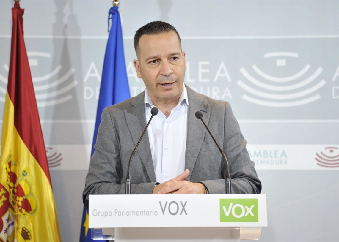 El portavoz de Vox en la Asamblea de Extremadura, Óscar Fernández Calle, en rueda de prensaASAMBEA DE EXTREMADURA