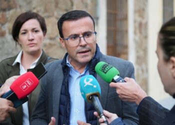 El candidato del PSOE a la Presidencia de la Junta, Miguel Ángel Gallardo, en declaraciones a los medios en PlasenciaPSOE DE EXTREMADURA