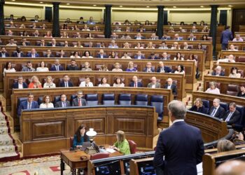 Archivo - El presidente del PP, Alberto Núñez Feijóo, pregunta al presidente del Gobierno, Pedro Sánchez en una sesión de control al Gobierno, en el Congreso de los Diputados, a 18 de junio de 2025, en Madrid (España).Jesús Hellín - Europa Press - Archivo