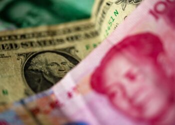 Archivo - Billete de yuan chino sobre uno de dólar estadounidense.Fernando Gutierrez-Juarez/dpa - Archivo