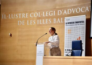 La presidenta del Govern, Marga Prohens, en la primera sesión de las jornadas 'El futuro de la vivienda. Nuevas soluciones en Baleares'.CAIB