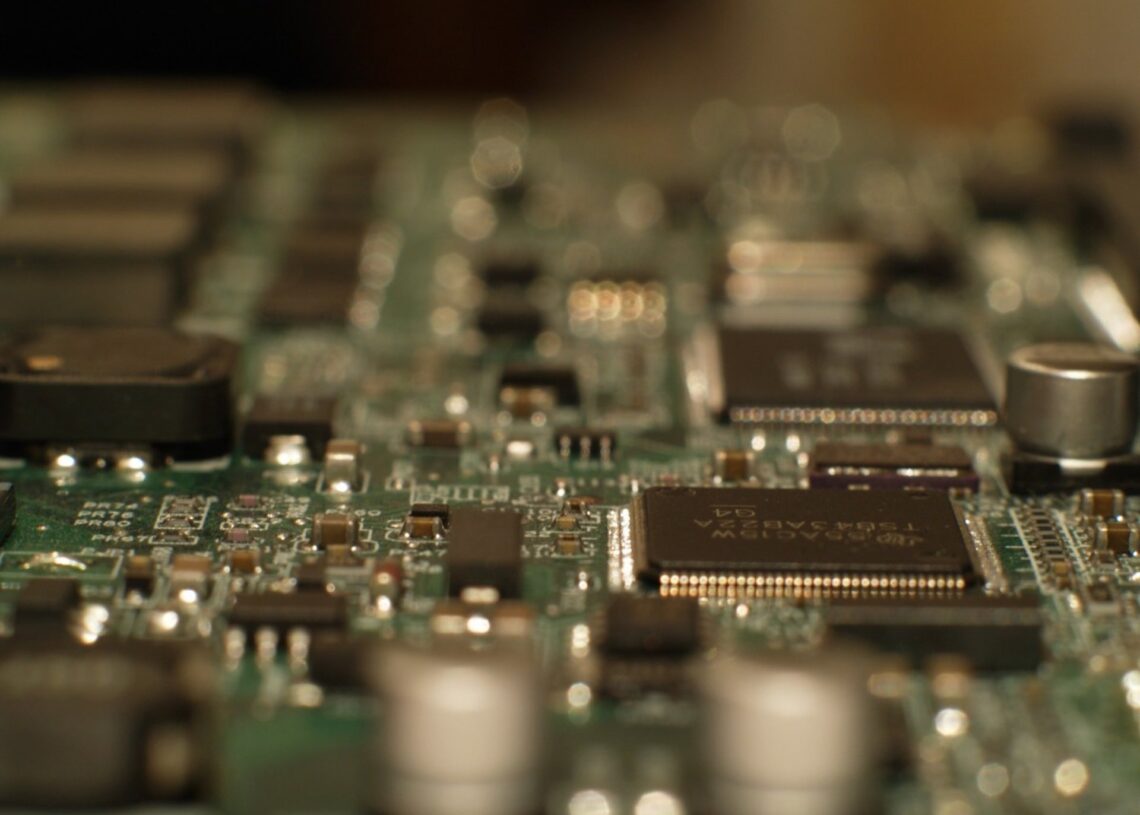 Archivo - Microchip recursoUN RAGAZZO CHIAMATO BI EN CC - Archivo