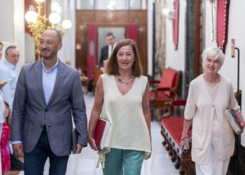 Archivo - La presidenta del Congreso, Francina Armengol, con los otros dos representantes del PSOE en la Mesa de la Cámara Baja Alberto Ortega - Europa Press - Archivo