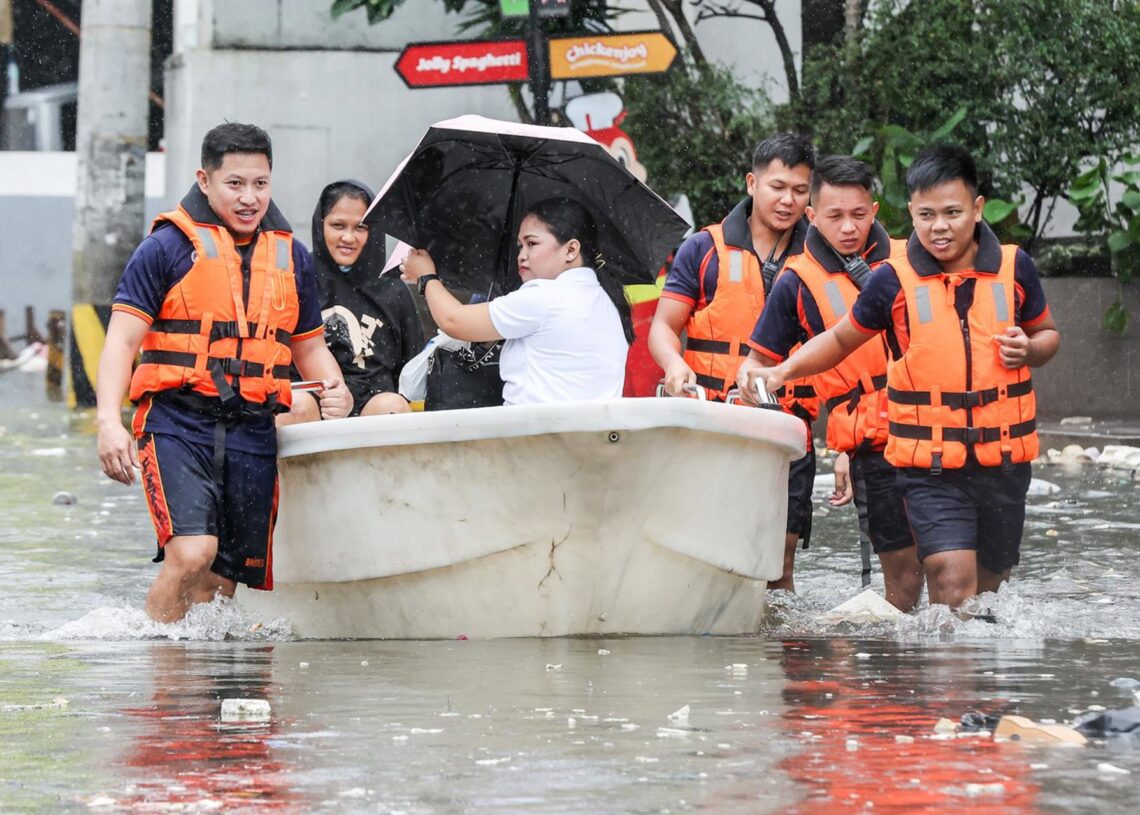 Los equipos de rescate usan una embarcación para evacuar a los residentes de las inundacion en la ciudad de Navotas, Filipinas, tras el paso del supertifón 'Fung Wong'Europa Press/Contacto/ROUELLE UMALI