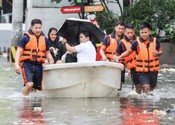 Los equipos de rescate usan una embarcación para evacuar a los residentes de las inundacion en la ciudad de Navotas, Filipinas, tras el paso del supertifón 'Fung Wong'Europa Press/Contacto/ROUELLE UMALI