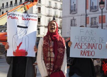Un grupo de personas se reunió en Madrid con una pancarta en la que se leía Fuerza de Apoyo Rápido (RSF)  para protestar contra la guerra en SudánEuropa Press/Contacto/Aaron Heredia