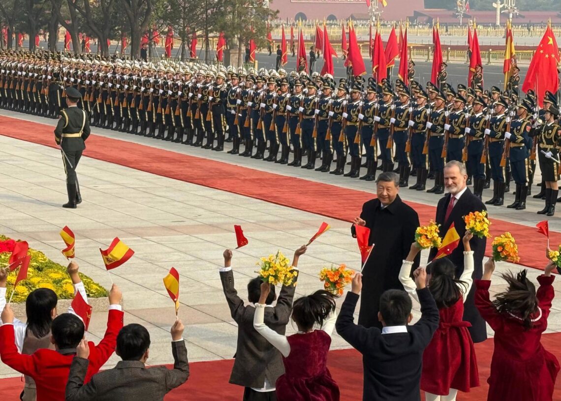 El Rey Felipe VI y el presidente de China, Xi Jinping, durante la recepción de honor en el Gran Palacio del Pueblo en la Plaza de TiananmenEuropa Press