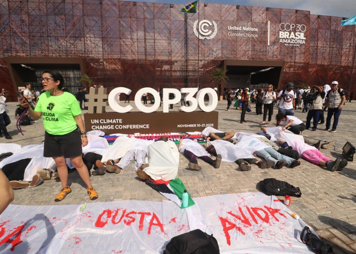 Archivo - Activistas ambientales realizan una protesta en la entrada de la 30ª Conferencia de las Naciones Unidas sobre el Cambio Climático COP-30 en la ciudad de Belém en Pará, Brasil.Europa Press/Contacto/Igor Mota