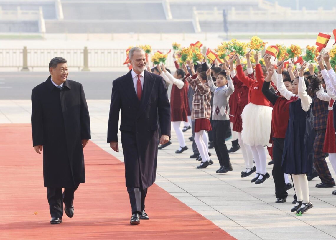 El Rey Felipe VI y el presidente de China, Xi Jinping, durante la recepción de honor en el Gran Palacio del Pueblo en la Plaza de TiananmenCASA REAL