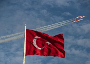 Archivo - La bandera turca ondea en el cielo del Bósforo mientras el equipo acrobático de la Fuerza Aérea Turca realiza un vuelo de exhibiciónEuropa Press/Contacto/Onur Dogman - Archivo