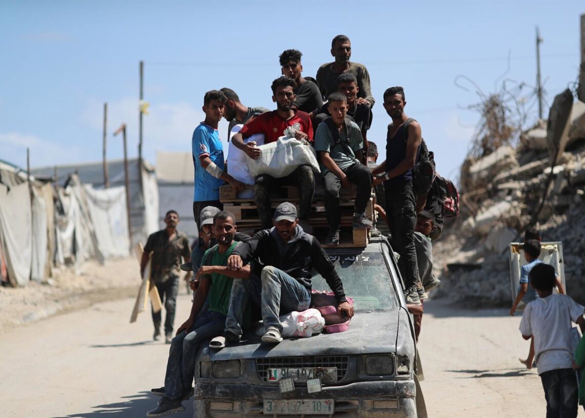 Archivo - Imagen de archivo de un grupo de palestinos cerca del paso de Zikim para obtener ayuda.Europa Press/Contacto/Omar Ashtawy - Archivo