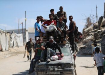 Archivo - Imagen de archivo de un grupo de palestinos cerca del paso de Zikim para obtener ayuda.Europa Press/Contacto/Omar Ashtawy - Archivo