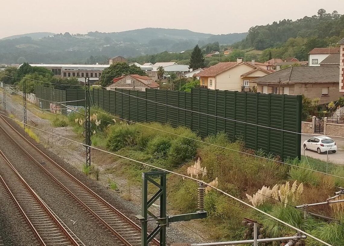 Barreras contra el ruido en el entorno de unas vías de trenADIF