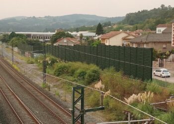 Barreras contra el ruido en el entorno de unas vías de trenADIF