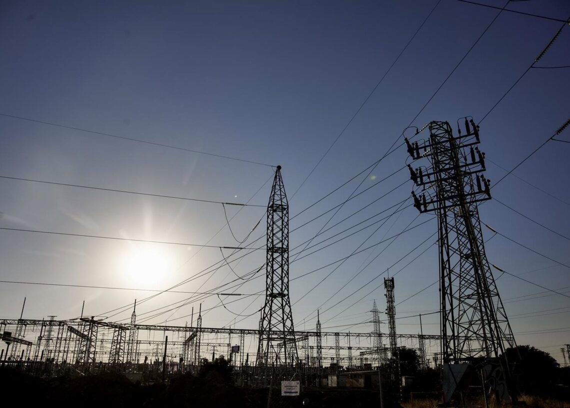 Archivo - Vista de una torre de alta tensión, a 23 de agosto de 2023, en Madrid (España). En esta cuarta ola de calor, la más prolongada en lo que va de verano, el precio de la luz se ha disparado. La cotización de la electricidad en el mercado mayorista Jesús Hellín - Europa Press - Archivo