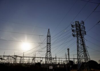 Archivo - Vista de una torre de alta tensión, a 23 de agosto de 2023, en Madrid (España). En esta cuarta ola de calor, la más prolongada en lo que va de verano, el precio de la luz se ha disparado. La cotización de la electricidad en el mercado mayorista Jesús Hellín - Europa Press - Archivo