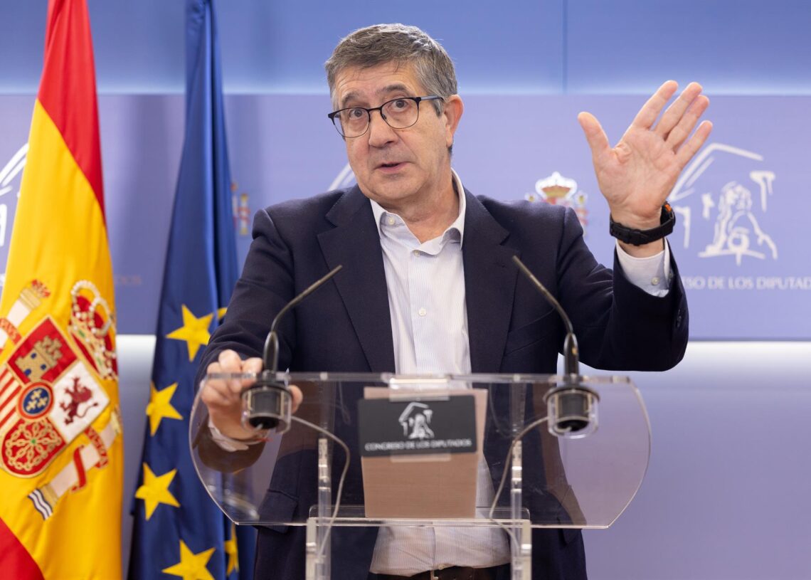 El portavoz del PSOE en el Congreso, Patxi López, durante una rueda de prensa en el Congreso Eduardo Parra - Europa Press