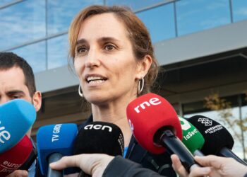 La ministra de Sanidad, Mónica García, ofrece declaraciones a los medios durante una visita a los Laboratorios HIPRA, a 7 de noviembre de 2025, en Amer, Girona, Catalunya (España). Glòria Sánchez - Europa Press